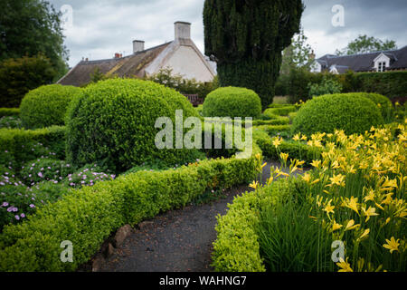 Garten, die zu den bescheidenen Hütte Geburtshaus von Robert Burns in Alloway, Ayrshire, Schottland, Großbritannien Stockfoto