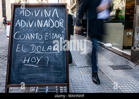 Buenos Aires, Argentinien. 20 Aug, 2019. 20.August 2019 - Buenos Aires, Argentinien - Argentinien peso geschwächt und niedrig halten pro Dollar. Bilder der Financial District, die Zentralbank, Wechselstuben und Banken in Buenos Aires. Credit: Maximiliano Ramos/ZUMA Draht/Alamy leben Nachrichten Stockfoto