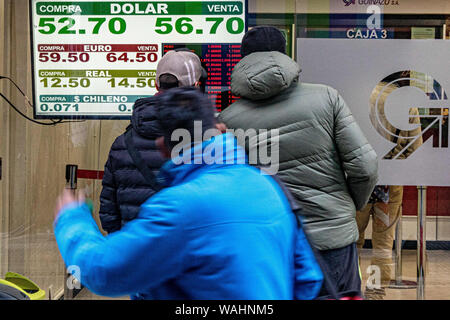 Buenos Aires, Argentinien. 20 Aug, 2019. 20.August 2019 - Buenos Aires, Argentinien - Argentinien peso geschwächt und niedrig halten pro Dollar. Bilder der Financial District, die Zentralbank, Wechselstuben und Banken in Buenos Aires. Credit: Maximiliano Ramos/ZUMA Draht/Alamy leben Nachrichten Stockfoto