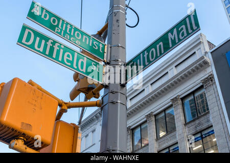 New York, USA. 20 Aug, 2019. Wahrheit Platz Straßenschild - Mitglieder der Brooklyn-weite Gentrifizierung Gruppe Gleichheit für die Flatbush Notfall Rallye am 20. August 2019 organisiert, der Abriss der Residenz auf 227 Duffield Straße, den letzten ständigen Schwarze Geschichte Sehenswürdigkeiten auf Wahrheit in Downtown Brooklyn zu stoppen. Credit: Erik McGregor/ZUMA Draht/Alamy leben Nachrichten Stockfoto