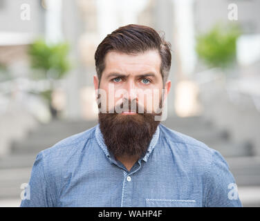 Gefühl manly. Kaukasische Kerl. Styling Bart und Schnurrbart. Gesichtsbehaarung Behandlung. Hipster mit Bart brutalen Kerl. Bart Pflege. Brutalität und Schönheit. Männlichkeit Konzept. Friseur Bart Pflege. Stockfoto