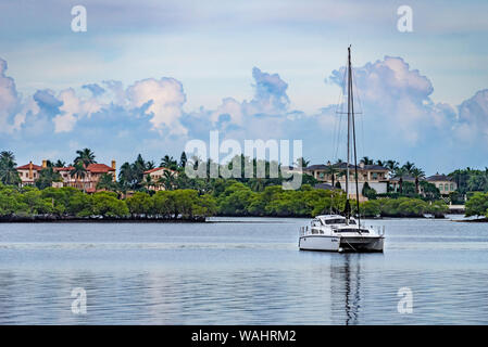 Weißen Katamaran Segelboot in der See wert Lagune von Palm Beach, Florida verankert. (USA) Stockfoto