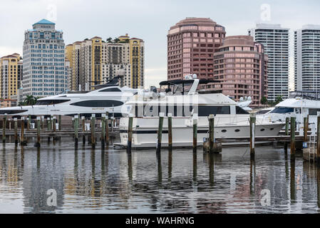 Blick von Palm Beach, Florida von Yachten im Palm Beach Stadt Docks mit der Downtown West Palm Beach Skyline im Hintergrund. (USA) Stockfoto