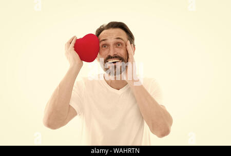 Gruß aus ehrlichem Herzen. Man bärtige Hipster halten Herz. Romantischer Kerl verlieben. Valentines Tag feiern. Liebe und romantische Gefühle Konzept. Herz-Attribut von Valentine. Herz Geschenk präsentieren. Stockfoto