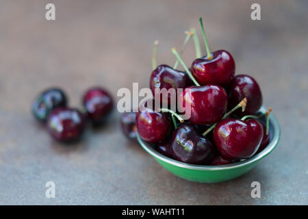 Frische organische Kirschen in grün Schüssel mit selektiven Fokus Stockfoto