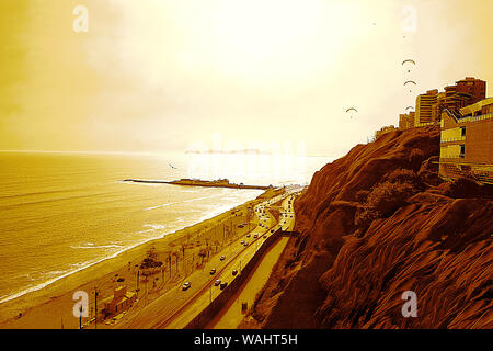 Einen Strand in Miraflores, Lima-Peru: Eine mächtige Sonne strahlt den Pazifischen Ozean, die felsigen Klippen, die Waterfront, Gebäude, Gleitschirmflieger. Malerische pan anzeigen. Stockfoto