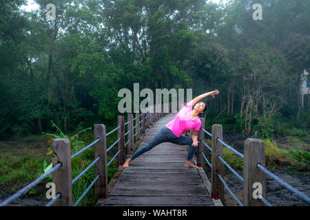 Nam Cat Tien Nationalpark, Provinz Dong Nai, Vietnam, 18. August 2019: Fotos von weiblichen Touristen Yoga im Pavillon in den nebligen tropischen Rai Stockfoto