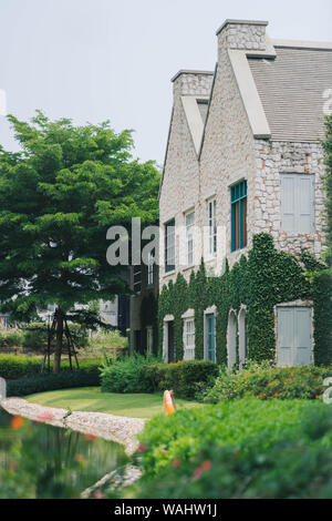 Schöne Dekoration der englischen Landhausstil Gebäude mit grünen Kriechgang Werk abgedeckt Stockfoto