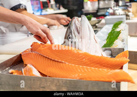 Chef vorbereiten und schneiden frischer Lachs im Japanischen Restaurant Stockfoto