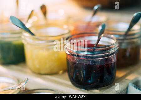 Hausgemachte Gläser von verschiedenen Früchten Marmelade auf den Tisch Stockfoto