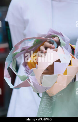 Hand, die Trauben von Papier Krone für Feier Party Stockfoto