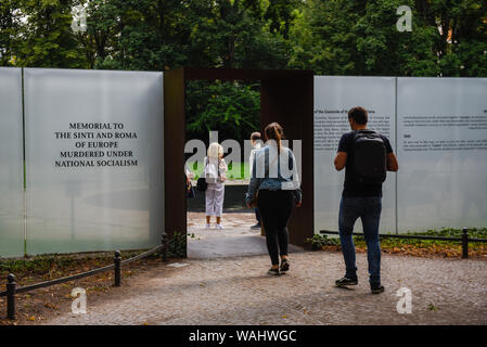 Besucher des Denkmals für die Sinti und Roma Opfer von Europa ermordet im Nationalsozialismus neben dem deutschen Parlament. Das Denkmal wurde von Dani Karavan konzipiert. Stockfoto