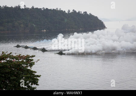 Brasilianische Marines testen ihre amphibische Fähigkeiten mit Amphibisches Fahrzeug während UNITAS LX bei Ilha do Governador, Brasilien, August 20, 2019. Rohrbelüfter sind in der Lage, Ship-to-shore Bewegungen bei der Unterstützung der humanitären Hilfe und Katastrophenhilfe Situationen zu Hilfe. UNITAS ist der weltweit am längsten laufende, jährliche Übung und bringt zusammen multinationale Streitkräfte aus 11 Ländern Brasilien, Kolumbien, Peru, Chile, Argentinien, Ecuador, Panama, Paraguay, Mexiko, Großbritannien und den Vereinigten Staaten zu gehören. Die Übung konzentriert sich auf die Stärkung der bestehenden regionalen Partnerschaften und Fördern Stockfoto