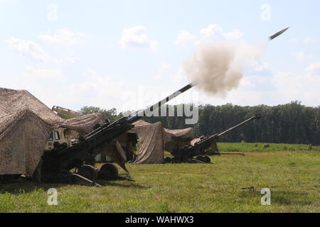 Virginia National Guard Soldaten zu den Hampton zugewiesene Charlie Batterie, 1.BATAILLON, 111 Field Artillery Regiment, 116 Infantry Brigade Combat Team live Fire M777A2 155mm Haubitzen Juli 28, 2019 während der Exportierbaren Kampftraining Fähigkeit Rotation 19-4 am Fort Pickett, Virginia. (U.S. Nationalgarde Foto von Baumwolle Puryear) Stockfoto