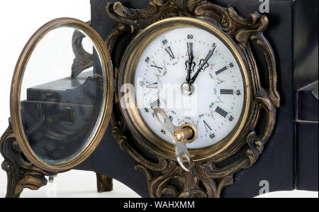 In der Nähe des Clock wicklung Taste auf 19 Französische bronze Uhr. Sie Wind bis Uhr, die je sieben Tage. Stockfoto