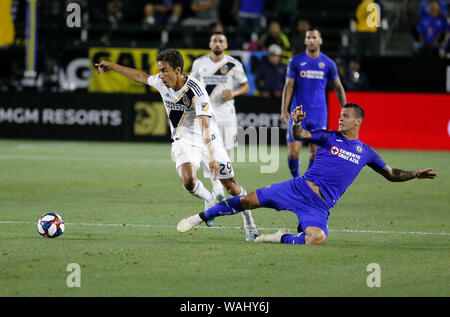 Los Angeles, Kalifornien, USA. 20 Aug, 2019. LA Galaxy vorwärts Ethan Zubak (29) Mias gegen Cruz Azul, Milton Caraglio (9) Während die Ligen Cup Halbfinale zwischen LA Galaxy und Cruz Azul in Carson, Kalifornien, 20. August 2019. Credit: Ringo Chiu/ZUMA Draht/Alamy leben Nachrichten Stockfoto