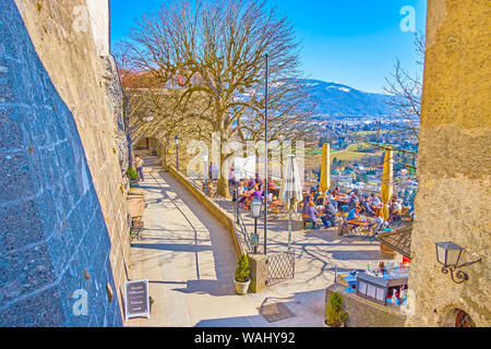 SALZBURG, Österreich - Februar 27, 2019: Die kleine Bastion von Salzburg Schloss geschützt auf der Terrasse des Restaurants, der am 27. Februar in Salzburg Stockfoto