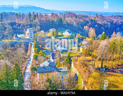 Der malerische Park auf der Oberseite des Monchsberg Hill mit zahlreichen Villen und kleine Freyschlossl Turm, Salzburg, Österreich Stockfoto