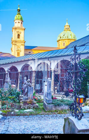 SALZBURG, Österreich - 27. FEBRUAR 2019: Petersfriedhof (Friedhof St. Peter) mit seiner mittelalterlichen Grabstätten ist eine beliebte Touristenattraktion in der Altstadt, Stockfoto
