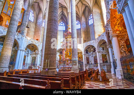 SALZBURG, Österreich - 27. FEBRUAR 2019: Das Innere der Franziskanerkirche mit prächtigen Dekorationen der Chor und hohen Steinsäulen, auf Februar Stockfoto