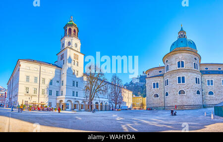 SALZBURG, Österreich - 27. FEBRUAR 2019: Das Panorama der Wahrzeichen der Residenzplatz, eines der wichtigsten Orte in der Altstadt, am 27. Februar in S Stockfoto