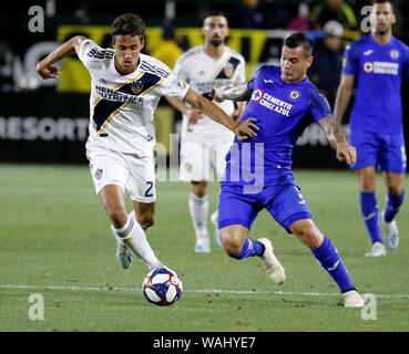 Los Angeles, Kalifornien, USA. 20 Aug, 2019. LA Galaxy vorwärts Ethan Zubak (29) Mias gegen Cruz Azul, Milton Caraglio (9) Während die Ligen Cup Halbfinale zwischen LA Galaxy und Cruz Azul in Carson, Kalifornien, 20. August 2019. Credit: Ringo Chiu/ZUMA Draht/Alamy leben Nachrichten Stockfoto