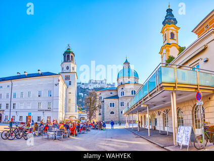 SALZBURG, Österreich - 27. FEBRUAR 2019: Die malerische Outdoor Cafe in Mozartplatz zu berühmten Sehenswürdigkeiten der Altstadt ist ein feiner Platz eine kurze Bremse zu haben Stockfoto