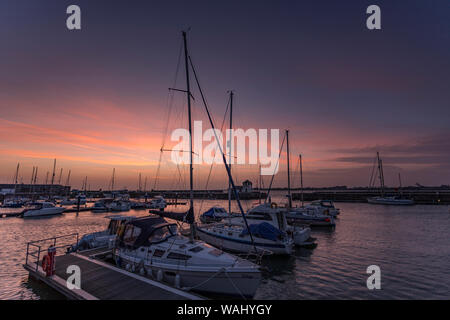 Boote in Victoria Dock in der Dämmerung in Caernarfon, North Wales Stockfoto