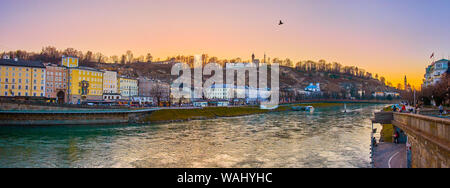 SALZBURG, Österreich - 27. Februar 2019: Der Damm der mittelalterlichen Altstadt bei Sonnenuntergang, am 27. Februar in Salzburg. Stockfoto
