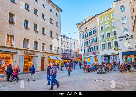 SALZBURG, Österreich - 27. FEBRUAR 2019: Die laute Platzl Platz mit Restaurants, kleine Bars und Modegeschäfte gedrängt, am 27. Februar in Salz Stockfoto