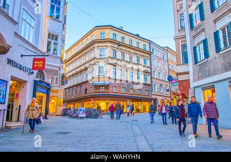 SALZBURG, Österreich - 27. FEBRUAR 2019: Spaziergang am Abend Linzergasse - einer der wichtigsten Einkaufsstraßen der Stadt, am 27. Februar in Salzb Stockfoto