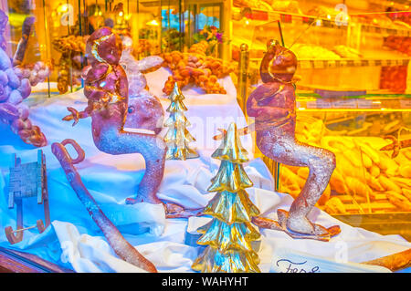 SALZBURG, Österreich - 27. FEBRUAR 2019: Die ungewöhnliche Brot in Form von Skifahrer im Schaufenster der Bäckerei in der Linzergasse, am 27. Februar in Salz Stockfoto