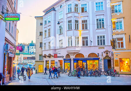 SALZBURG, Österreich - Februar 27, 2019: Die große Einkaufsstraße Linzergasse mit hohen Bauten der Neustadt, am 27. Februar in Salzburg. Stockfoto