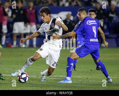 Los Angeles, Kalifornien, USA. 20 Aug, 2019. LA Galaxy vorwärts Ethan Zubak (29) treibt gegen Cruz Azul defender Julio Dominguez (4) Während der Ligen Cup Halbfinale zwischen LA Galaxy und Cruz Azul in Carson, Kalifornien, 20. August 2019. Credit: Ringo Chiu/ZUMA Draht/Alamy leben Nachrichten Stockfoto