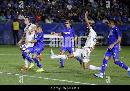 Los Angeles, Kalifornien, USA. 20 Aug, 2019. LA Galaxy vorwärts Ethan Zubak (29) schießt während der Ligen Cup Halbfinale zwischen LA Galaxy und Cruz Azul in Carson, Kalifornien, 20. August 2019. Credit: Ringo Chiu/ZUMA Draht/Alamy leben Nachrichten Stockfoto