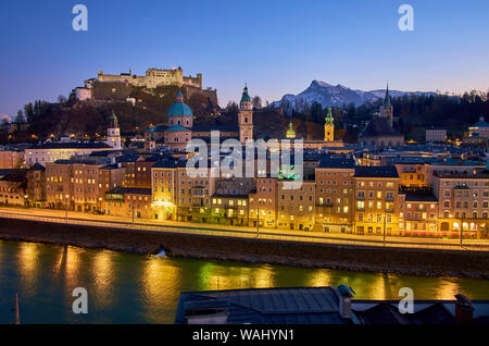 Die dunklen Abendhimmel über die Altstadt Salzburg gibt dem beleuchteten Straßen noch mehr magische Charme, Österreich Stockfoto