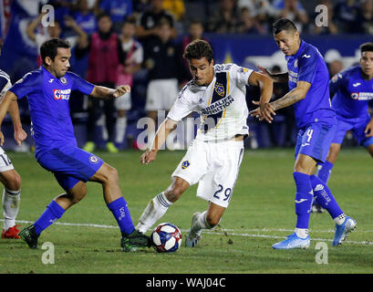 Los Angeles, Kalifornien, USA. 20 Aug, 2019. LA Galaxy vorwärts Ethan Zubak (29) treibt den Ball während der Ligen Cup Halbfinale zwischen LA Galaxy und Cruz Azul in Carson, Kalifornien, 20. August 2019. Credit: Ringo Chiu/ZUMA Draht/Alamy leben Nachrichten Stockfoto