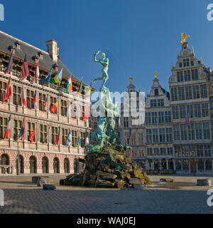 Brabo-Brunnen, Stadhuis und Zunfthäuser Grote Markt Antwerpen-Belgien Stockfoto