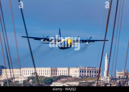 Niedriger höhe Pass durch den Blauen Engel C-130 Hercules "Fat Albert" über Alcatraz in der Bucht von San Francisco. Stockfoto