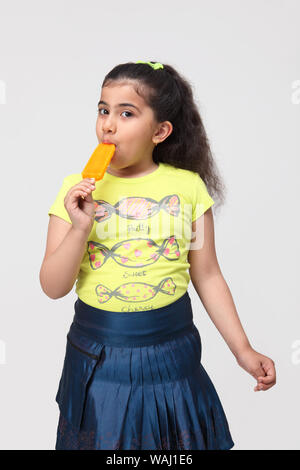 Mädchen ein Eis essen Stockfoto