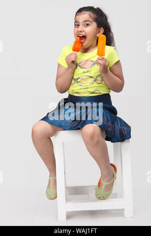 Mädchen ein Eis essen Stockfoto