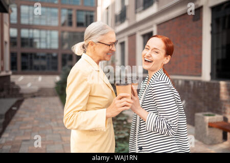 Zwei zufriedene Business Damen in trendige Kleidung außerhalb Stockfoto