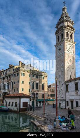 Der Turm der Kirche Santa Maria Formosa, am Campo Santa Maria Formosa, Quadrat, Venedig, Italien. Von der Ponte de le Bande Stockfoto