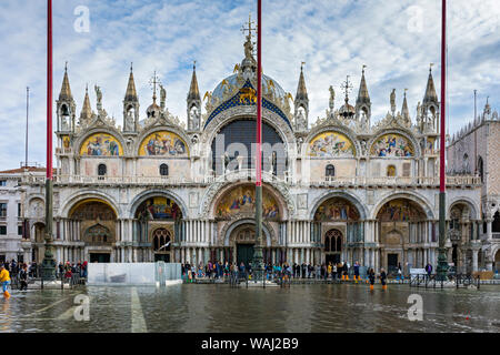 Der Westen Fassade der Basilika di San Marco (St Mark's Basilika), während der Acqua Alta (hohe Wasser) Fall, Markusplatz, Venedig, Italien Stockfoto