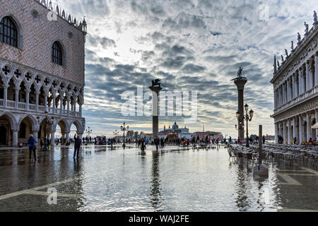 Den Säulen von San Marco und San Teodoro während der Acqua Alta (hohe Wasser) Fall, Piazzetta di San Marco, Venedig, Italien Stockfoto