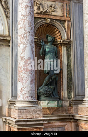 Statue des Gottes Merkur auf der Loggetta am Fuße des Campanile di San Marco (Kirchturm), Piazza San Marco, Venedig, Italien Stockfoto