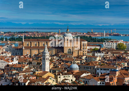 Blick auf die Insel Murano auf die Basilika di San Giovanni e Paolo, vom Campanile di San Marco (Kirchturm), Saint Mark's Square, Venedig, Italien Stockfoto