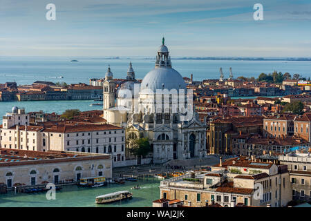 Die Basilica di Santa Maria della Salute, vom Campanile di San Marco (Kirchturm), Saint Mark's Square, Venedig, Italien Stockfoto