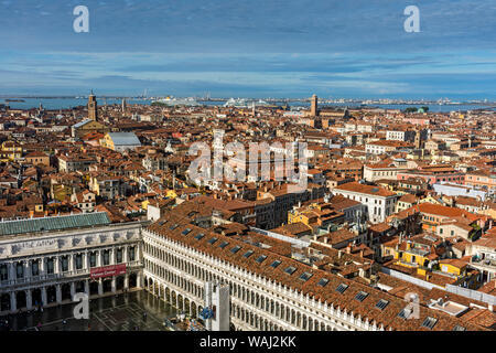 Blick auf Venedig über Saint Mark's Square, vom Campanile di San Marco (Kirchturm), Venedig, Italien Stockfoto