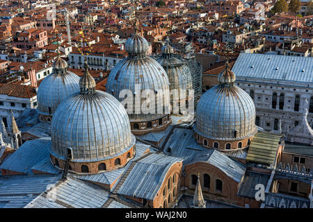 Blick auf Venedig über der Kuppel der Basilika di San Marco, vom Campanile di San Marco (Kirchturm), Saint Mark's Square, Venedig, Italien Stockfoto